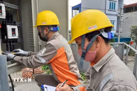 Công nhân Công ty Điện lực vận hành trạm biến áp 110kV cấp điện cho các phụ tải trên địa bàn. (Ảnh: TTXVN phát)