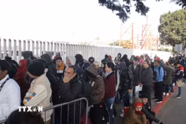 Người di cư tại trạm kiểm soát Chaparral ở Tijuana, Mexico. (Ảnh: THX/TTXVN)