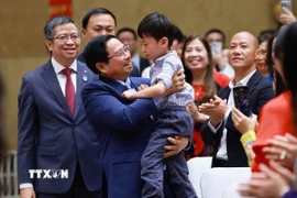 Thủ tướng Phạm Minh Chính với cộng đồng người Việt Nam tại Trung Quốc. (Ảnh: Dương Giang/TTXVN)