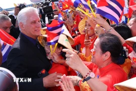 Bí thư Thứ nhất, Chủ tịch nước Cuba Miguel Díaz-Canel Bermúdez giao lưu với đông đảo người dân Thủ đô ra đón tại Sân bay quốc tế Nội Bài, Hà Nội. (Ảnh: Văn Điệp/TTXVN)
