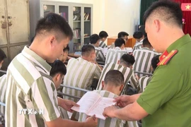 Phạm nhân được hướng dẫn các quy trình đặc xá tại Trại tạm giam số 1, Công an thành phố Hà Nội. (Ảnh: TTXVN phát)