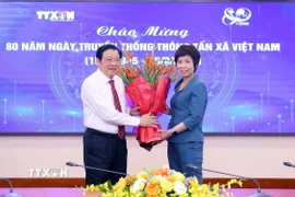 Trưởng Ban Nội chính Trung ương Phan Đình Trạc tặng hoa chúc mừng 80 năm Ngày truyền thống Thông tấn xã Việt Nam (15/9/1945-15/9/2025). (Ảnh: Phạm Kiên/TTXVN)