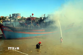 Sau hơn 1 giờ dập lửa, đám cháy mới cơ bản được khống chế. (Ảnh: Tá Chuyên/TTXVN)