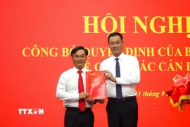 Ông Lê Ngọc Quang, Bí thư Tỉnh ủy Quảng Trị, trao quyết định cho ông Nguyễn Chiến Thắng. (Ảnh: Thanh Thủy/TTXVN)