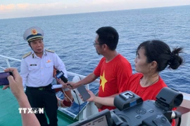 Nữ phóng viên Thùy Giang (Báo điện tử VietnamPlus) phỏng vấn lãnh đạo Quân chủng hải quân trên hải trình thăm các đảo ở Trường Sa. (Ảnh: TTXVN)