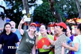 Toàn quyền Australia Sam Mostyn selfie, lưu lại hình ảnh với người dân Hà Nội thân thiện. (Ảnh: Tuấn Anh/TTXVN)
