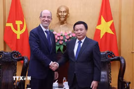 Giáo sư-Tiến sỹ Nguyễn Xuân Thắng tiếp Phó Chủ tịch Tập đoàn Google, Phụ trách Quan hệ chính phủ và Chính sách công cho các thị trường mới nổi. (Ảnh: Văn Điệp/TTXVN)