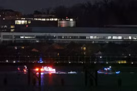 Các đơn vị ứng phó khẩn cấp tiến hành hoạt động tìm kiếm và cứu nạn trên sông Potomac gần Sân bay Ronald Reagan. (Ảnh: Getty Images)