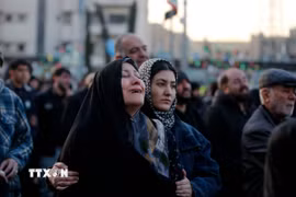 Người dân thương tiếc Lãnh tụ tối cao Iran Ali Khamenei tại Tehran, Iran. (Ảnh: THX/TTXVN)