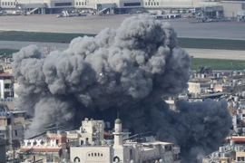 Khói bốc lên từ địa điểm ở Beirut, Liban sau cuộc tập kích của Israel. (Ảnh: THX/TTXVN)