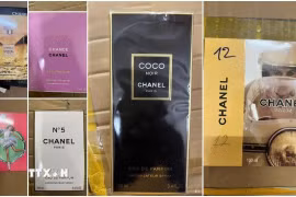 Các loại nước hoa giả bị phát hiện. (Ảnh: Cơ quan công an cung cấp)