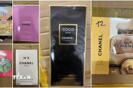 Các loại nước hoa giả bị phát hiện. (Ảnh: Cơ quan công an cung cấp)