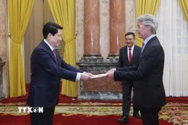 Chủ tịch nước Lương Cường nhận Quốc thư từ Đại sứ Dominica tại Việt Nam Jean-Francois Harvey. (Ảnh: Lâm Khánh/TTXVN)