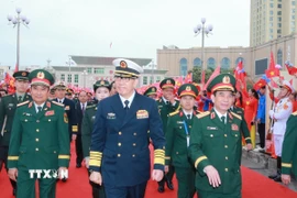 Đại tướng, Bộ trưởng Quốc phòng Phan Văn Giang và Thượng tướng, Bộ trưởng Quốc phòng Trung Quốc Đổng Quân tại Cửa khẩu quốc tế Móng Cái. (Ảnh: Trọng Đức/TTXVN)