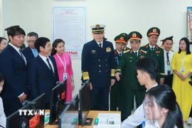 Bộ trưởng Quốc phòng Phan Văn Giang và Bộ trưởng Quốc phòng Trung Quốc Đổng Quân tham quan các phòng học vi tính của trường THPT Trần Phú. (Ảnh: Trọng Đức/TTXVN)