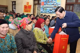 Trưởng ban Nội chính Trung ương Phan Đình Trạc tặng quà đồng bào các dân tộc thiểu số các xã Tùng Vài, Cao Mã Pờ, Tả Ván (huyện Quản Bạ). (Ảnh: TTXVN phát)