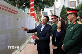 Đại tướng Phan Văn Giang, Ủy viên Bộ Chính trị, Bộ trưởng Bộ Quốc phòng, kiểm tra công tác chuẩn bị bầu cử tại Tổ 38 phường Phan Đình Phùng, tỉnh Thái Nguyên. (Ảnh: Thu Hằng/TTXVN)