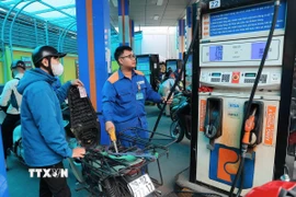 Mua, bán xăng tại điểm kinh doanh xăng, dầu Petrolimex. (Ảnh: Trần Việt/TTXVN)