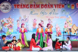 Tiết mục văn nghệ do thiếu nhi người Việt sống tại Buldapest biểu diễn. (Ảnh: TTXVN phát)