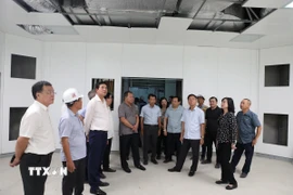 Phó Thủ tướng Chính phủ Lê Thành Long kiểm tra thực tế tiến độ xây dựng Cơ sở 2 của Bệnh viện Bạch Mai và Bệnh viện Hữu nghị Việt Đức tại Ninh Bình. (Ảnh: Thanh Tuấn/TTXVN)