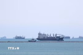 Tàu thuyền di chuyển trên Biển Đỏ. (Ảnh: AFP/TTXVN)