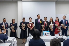 Đại sứ đặc mệnh toàn quyền Việt Nam tại Nhật Bản Phạm Quang Hiệu tặng hoa chúc mừng cùng Ban chấp hành mới. (Ảnh: Xuân Giao/TTXVN)