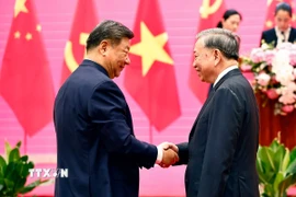 Tổng Bí thư Tô Lâm và Tổng Bí thư, Chủ tịch nước Trung Quốc Tập Cận Bình dự Liên hoan giao lưu hữu nghị nhân dân Việt Nam-Trung Quốc. (Ảnh: Thống Nhất/TTXVN)