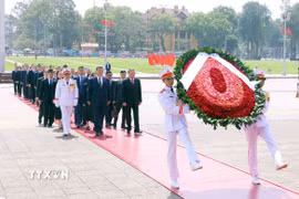 Tổng Bí thư, Chủ tịch nước Trung Quốc Tập Cận Bình đặt vòng hoa và vào Lăng viếng Chủ tịch Hồ Chí Minh. (Ảnh: Phạm Kiên/TTXVN)