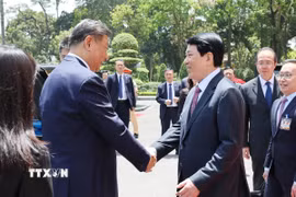 Chủ tịch nước Lương Cường với Tổng Bí thư, Chủ tịch nước Trung Quốc Tập Cận Bình. (Ảnh: Phạm Kiên/TTXVN)