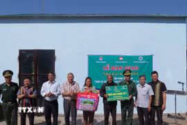 Bộ Chỉ huy Bộ đội Biên phòng tỉnh Kon Tum bàn giao căn nhà mới cho gia đình ông A Trỏ, thôn Dục Lang, xã Đăk Long, huyện Đăk Glei. (Ảnh: Dư Toán/TTXVN)