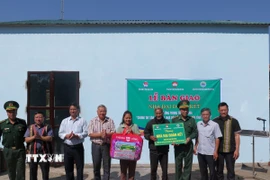 Bộ Chỉ huy Bộ đội Biên phòng tỉnh Kon Tum bàn giao căn nhà mới cho gia đình ông A Trỏ, thôn Dục Lang, xã Đăk Long, huyện Đăk Glei. (Ảnh: Dư Toán/TTXVN)