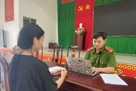 Em T. trao đổi với cơ quan chức năng về sự việc em bị lừa “bắt cóc online.” (Ảnh: Công an cung cấp)