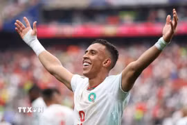 Tiền đạo Soufiane Rahimi ăn mừng sau khi ghi bàn cho Morocco, ấn định tỷ số 3-0 giúp đại diện châu Phi sở hữu tấm vé vào tứ kết. (Ảnh: AFP/TTXVN)