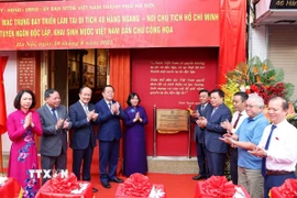 Ông Trần Cẩm Tú, Ủy viên Bộ Chính trị, Thường trực Ban Bí thư, cùng các đại biểu thực hiện nghi thức mở biển tại Ngôi nhà số 48 Hàng Ngang - nơi Bác Hồ khởi thảo “Tuyên ngôn Độc lập.” (Ảnh: Thanh Tùng/TTXVN)