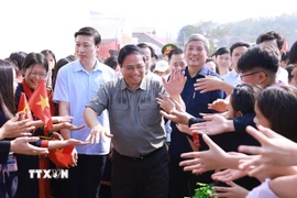 Thủ tướng Phạm Minh Chính với đồng bào các dân tộc tỉnh Lạng Sơn. (Ảnh: Dương Giang/TTXVN)