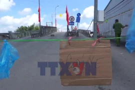 Hiện trường vụ sập cầu 30/4 ở Cần Thơ, xe tải chở gạo rơi xuống sông