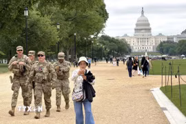 Vệ binh Quốc gia Mỹ tuần tra tại trung tâm thủ đô Washington D.C. (Ảnh: Ngọc Quang/TTXVN)