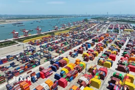 Quang cảnh cảng hàng hóa tại tỉnh Giang Tô, Trung Quốc. (Ảnh: THX/TTXVN)