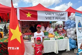 Hai du khách nhí yêu thích mỳ tôm và kẹo của Việt Nam. (Ảnh: Đại sứ quán Việt Nam tại Angola)