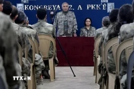 Thủ lĩnh Đảng Công nhân người Kurd (PKK) Abdullah Ocalan (giữa) cùng các thành viên đảng Dân chủ và Công bằng (DEM) tuyên bố ngừng bắn với Thổ Nhĩ Kỳ, ngày 27/2. (Ảnh: REUTERS/TTXVN)