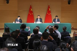 Phó Thủ tướng Trung Quốc Hà Lập Phong (giữa) trong cuộc họp báo về đàm phán thương mại cấp cao Mỹ-Trung tại Geneva, Thuỵ Sĩ. (Ảnh: THX/TTXVN)