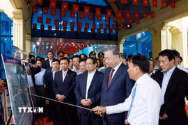 Tổng Bí thư Tô Lâm, Thủ tướng Phạm Minh Chính và đoàn công tác Trung ương kiểm tra thực địa tại ga Đồng Đăng. (Ảnh: Thống Nhất/TTXVN)