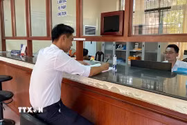 Người dân đặc khu Côn Đảo, Thành phố Hồ Chí Minh, thực hiện thủ tục hành chính. (Ảnh: Hoàng Nhị/TTXVN)
