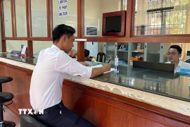 Người dân đặc khu Côn Đảo, Thành phố Hồ Chí Minh, thực hiện thủ tục hành chính. (Ảnh: Hoàng Nhị/TTXVN)