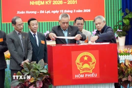 Các thành viên khu vực bỏ phiếu số 21, phường Xuân Hương-Đà Lạt làm thủ tục niêm phong hòm phiếu trong Lễ khai mạc kỳ bầu cử. (Ảnh Chu Quốc Hùng/TTXVN)