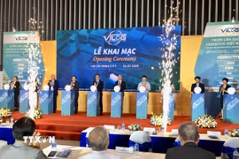 Đại biểu thực hiện nghi thức khai mạc triển lãm. (Ảnh: Mỹ Phương/TTXVN)