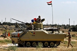 Binh sỹ Ai Cập được triển khai tại khu vực biên giới với Dải Gaza, tại Rafah, tỉnh Bắc Sinai. (Ảnh: AFP/TTXVN)