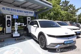Một robot sạc tự động đang sạc mẫu xe điện Ioniq 5 tại Sân bay quốc tế Incheon. (Nguồn: Yonhap)