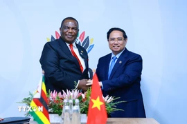 Thủ tướng Phạm Minh Chính gặp Phó Tổng thống Zimbabwe Constantino Chiwenga. (Ảnh: Dương Giang/TTXVN)