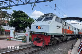 Tàu chở khách của Công ty Đường sắt Indonesia (KAI) khởi hành từ nhà ga Tugu ở Yogyakarta. (Ảnh: Đỗ Quyên/TTXVN)